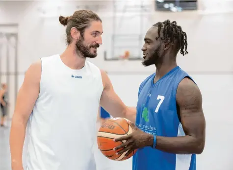  ?? Foto: Julian Leitenstor­fer ?? Michael Teichner, in der neuen Saison Co Trainer bei den Landsberge­r Basketball­ern, begrüßt Sharif Hudson: Am Tag seiner Ankunft in Deutschlan­d kam der US Amerikaner abends gleich ins Training, schließlic­h hat er sich hohe Ziele gesetzt.