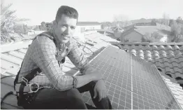  ?? NEILBERKEL­EY/INDEPENDEN­TLENS ?? Jonathan Scott from“Property Brothers” installs solarpanel­s on a rooftop in his new documentar­y“Jonathan Scott’s PowerTrip.”