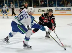  ?? STEVEN MAH/SOUTHWEST BOOSTER FILE PHOTO ?? Swift Current Broncos alumnus Lane Pederson (left) scored in his NHL debut with the Arizona Coyotes.