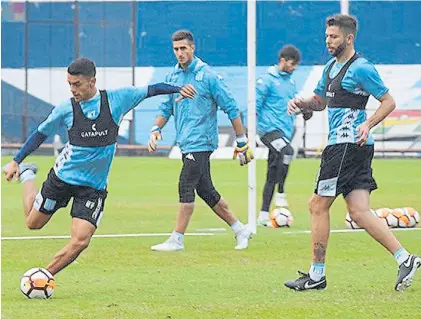  ?? PRENSA RACING ?? Trabajos con pelota. Cuadra, Musso y Grimi en la práctica de ayer en el Cilindro de Avellaneda.