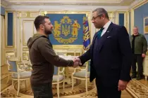  ?? UKRAINIAN PRESIDENTI­AL PRESS SERVICE PHOTO VIA AP ?? FIRM SUPPORT
Ukrainian President Volodymyr Zelenskyy (left) and British Foreign Secretary James Cleverly shake hands during their meeting in Ukraine’s capital Kyiv on Friday, Nov. 25, 2022.