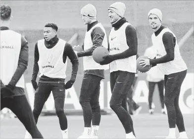  ?? DMITRI LOVETSKY/THE ASSOCIATED PRESS ?? England’s Harry Kane, second from right, and Jordan Henderson, right, work out on a chilly, rainy day in Zelenogors­k, Russia, on Friday.