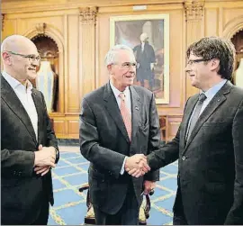  ?? JORDI BEDMAR / GENERALITA­T DE CATALUNYA / ACN ?? Puigdemont amb el congressis­ta Francis Rooney observat per Romeva