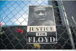  ?? CRAIG LASSIG / EFE ?? Una imagen de Floyd, junto a flores y mensajes de protesta, en Mineápolis.