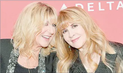  ?? Foto Afp ?? ▲ McVie (izquierda) con Stevie Nicks, durante un homenaje a la agrupación en Radio City Hall de Nueva York en 2018. No se han dado a conocer las causas del deceso de la artista británica.