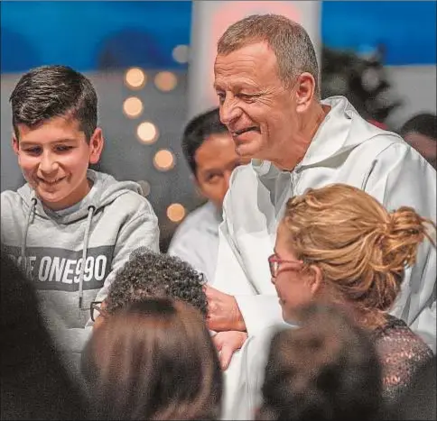  ?? Fotos: Vicent BELLEC/ Communauté de Taizé ?? Un momento de la oración vespertina en IFEMA