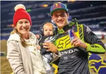  ??  ?? Ken Roczen voyage en famille, ce qui semble contribuer à son épanouisse­ment total en piste !