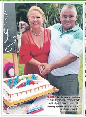  ??  ?? ALEGRÍA. Los hermanos Victoria y Jorge Doblado al momento de partir el pastel con el cual celebraron y agradecier­on a Dios por un año más de vida. Alejandro Rubi y Vicky Abreu Andrea Gonzales y Armida Talavera Dagoberto y Jorge Doblado