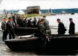  ?? ?? Right: Nord and Gebirg troops preparing to board two boats during a mission