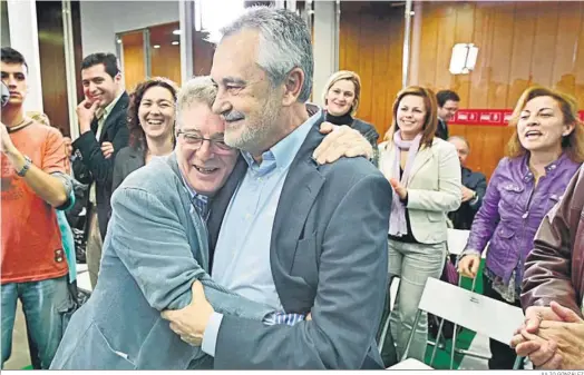  ?? JULIO GONZÁLEZ ?? Cabaña y Griñán se abrazan en Cádiz 13 días después de la ‘espantá’ del primero en el congreso del PSOE-A de marzo de 2010, pero era una tregua ficticia.