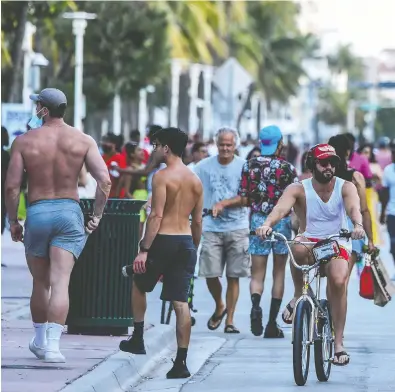  ?? CHANDAN KHANNA / AFP VIA GETTY IMAGES FILES ?? Having lost their spring and much of the summer to the coronaviru­s, Canadian seniors now face the prospect that
Florida’s record-breaking daily rise in new COVID-19 cases will steal away their winter getaway as well.