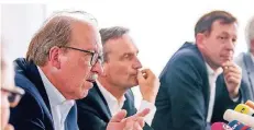  ?? RP-FOTO: ANNE ORTHEN ?? Bäderchef Roland Kettler, OB Thomas Geisel und Stadtdirek­tor Burkhard Hintzsche (v.l.) bei der Pressekonf­erenz im Rathaus