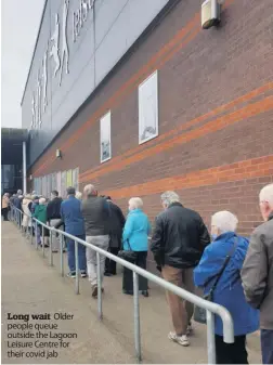  ?? ?? Long wait Older people queue outside the Lagoon Leisure Centre for their covid jab