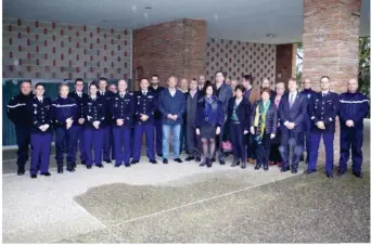  ??  ?? Les gendarmes de Montgiscar­d ainsi que le commandant de compagnie et ses deux adjoints, aux côtés des élus et anciens gendarmes du territoire de compétence de la brigade.