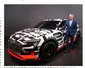  ?? FOTO REUTERS ?? Audi-CEO Rupert Stadler toont de nieuwe Audi Q7 e-tron quatro.