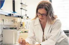  ?? FOTO: HOCHSCHULE ?? Katharina Hönes, Doktorandi­n im Labor für Apparative Biotechnol­ogie der Hochschule Ulm, entwickelt­e eine neue Methode zur Desinfekti­on von Kontaktlin­sen, die Keime besser reduziert und gleichzeit­ig das Auge schont.