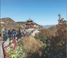  ?? YANG FEIYUE / CHINA DAILY ?? Visitors enjoy the autumn scenery at the Yunmeng Mountain in Beijing’s Miyun district.