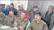  ?? PHOTO: MANOJ KUMAR/HT PHOTO ?? ■ Jamshedpur SSP Anoop Birthare (extreme right) with the people arrested in the PDS scam, which involved generating OTP using illegally acquired SIM cards.