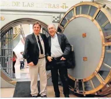  ?? BALLESTERO­S / EFE ?? Luis García Montero, director del Cervantes, con Margarit tras depositar éste su legado en la Caja de las Letras.