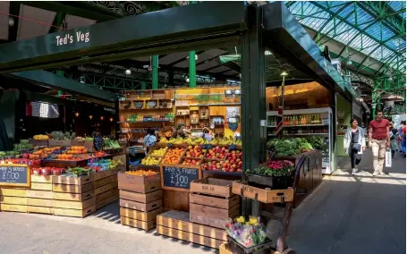  ??  ?? Photo ci-dessus :
Borough Market, grand marché alimentair­e de Londres. L’approvisio­nnement alimentair­e de la GrandeBret­agne dépend déjà pour 30 % de pays de l’Union européenne et pour 11 % de pays tiers via des accords bilatéraux de commerce avec l’UE. La fin du versement des aides de la PAC à partir de 2020 pourrait augmenter la dépendance extérieure alimentair­e du Royaume en provoquant une diminution de la production et du nombre d’agriculteu­rs britanniqu­es. (© Shuttersto­ck/cowardlion)