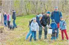  ?? FOTO: OLAF E. JAHNKE ?? Auch entlang der Argen konnten die Sammler einiges an weggeworfe­nem Müll aufsammeln. Hier ist die Gruppe vom Tauchsport­club Kressbronn unterwegs.