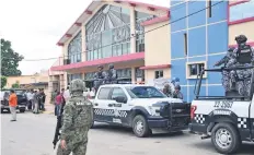  ??  ?? Familiares y amigos acudieron a despedir a la hija de la diputada Carmen Medel en la iglesia Cristo Rey, que era vigilada por fuerzas estatales y federales.