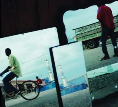  ??  ?? Alex Webb used mirrors placed by the roadside to photograph a street scene in Cap Haitien, Haiti