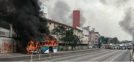  ?? Fabiano Rocha/Agência O Globo ?? Ônibus incendiado na avenida Brasil depois de operação policial em favela; Estado diz que houve represália do tráfico