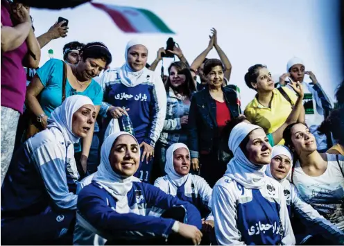  ?? Foto: imago/Sebastian Wells ?? Wirklich frei können sich iranische Fußballeri­nnen und ihre Fans nur im Ausland fühlen – wie beim Discover Football Festival in Berlin.