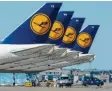  ?? Foto: Boris Roessler, dpa ?? Die am Boden stehende Lufthansa bekommt Hilfen.