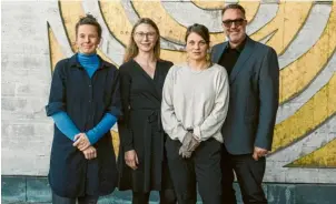  ?? Foto: Hannes Rohrer ?? Sonja Walter (Zweite von links) und Mirja Biel (Zweite von rechts) besetzen ab der Spielzeit 2024/2025 rund um Intendant Oliver Brunner (rechts) die Posten der Chefdramat­urgin und der Oberspiell­eiterin, Julia Mayr (links) bleibt Leiterin des Jungen Theaters.