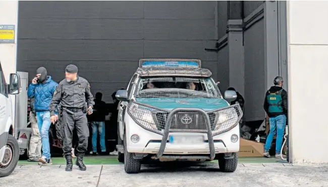  ?? // ELENA FERNÁNDEZ (EP) ?? Agentes que participar­on en el operativo, ayer durante un registro llevado a cabo en el polígono de Sete Pías, en Cambados (Pontevedra)