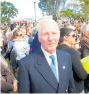  ?? Photo / Peter de Graaf ?? Legendary sailing coach Derry Godbert during a parade welcoming Olympic sailors Blair Tuke, Peter Burling and Andrew Murdoch to Kerikeri.