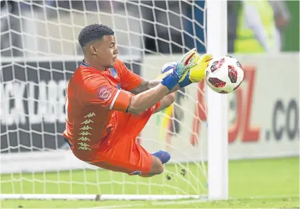  ?? /DIRK KOTZE/GALLO IMAGES ?? Ronwen Williams of SuperSport United saves Happy Jele’s penalty kick during the Absa Premiershi­p match against Orlando Pirates at Mbombela Stadium last night.