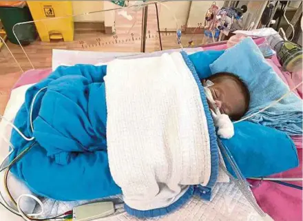  ?? PIC BY AMIRUDIN SAHIB ?? Nyeo Jia Ho at Sunway Medical Centre in Petaling Jaya yesterday. The 2-month-old baby needs immediate open-heart corrective surgeries that cost RM35,000.