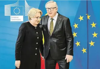  ?? Ještě v únoru šéf Evropské komise Jean-Claude Juncker vřele vítal rumunskou premiérku a dlouholeto­u poslankyni Evropského parlamentu v Bruselu. Po kritice reformy justice to mezi nimi drhne. FOTO PROFIMEDIA ?? Konec úsměvů?