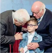  ??  ?? La cerimonia Il presidente Sergio Mattarella con Romolo Carletti, uno dei 32 premiati, e Xhafer, 7 anni