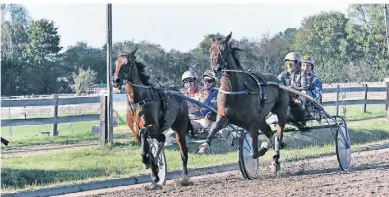  ?? FOTO: STADE ?? 2019 lieferten sich Lukas Kepser (links) und Ex-Nationalsp­ieler Klaus Fichtel ein heißes Rennen auf dem Heisterfel­dhof.