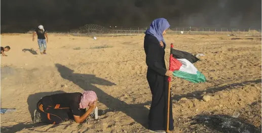  ?? (Reuters) ?? GAZANS PROTEST during the 30th week of the ‘Great Return March.’