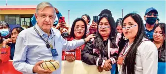  ?? ?? COMPROMISO.
López Obrador prometió que volverá en un mes para supervisar los avances del Plan de Justicia para el Pueblo Seri, que incluye la dotación de más y mejores servicios urbanos.