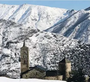  ?? FOTO: ORIOL RIART ?? Església de Sant Just i Sant Pastor, de Son. Al fons, la muntanya del Sequer i, al darrere, la serra de Campirme.