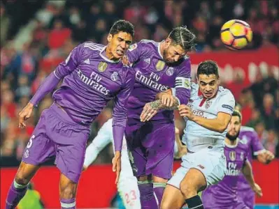  ?? CRISTINA QUICLER / AFP ?? Moment que Sergio Ramos connecta cap a la seva porteria el cop de cap que suposava l’empat a un