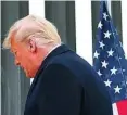  ??  ?? Trump visita el muro de Texas