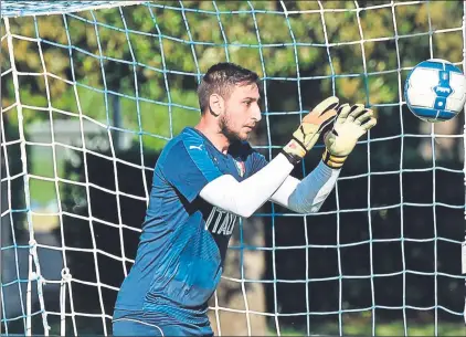  ?? FOTO: EFE ?? Gianluigi Donnarumma se prepara para la Eurocopa Sub-21 A sus 18 años, el futuro del meta italiano aún dará mucho que hablar