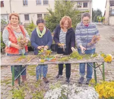  ?? FOTO: KURT ZIEGER ?? Brigitte Kienle, Irmengard Kuch, Susanne Hofmann und Christine Klaiber binden Weihbusche­l für den Sonntag.