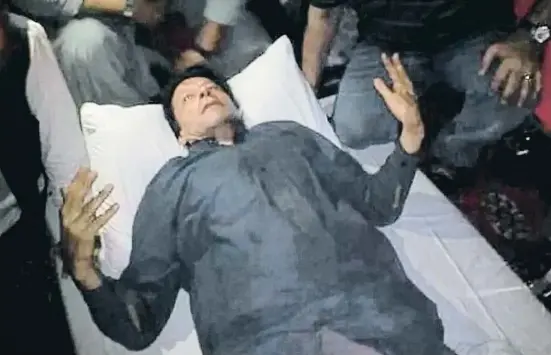  ?? AP ?? Imran Khan, poc després de l’atemptat, sent traslladat amb una ferida de bala a la cama a un hospital de Lahore