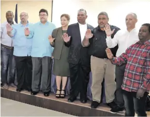  ?? FUENTE EXTERNA ?? Francisco Camacho y los demás integrante­s del nuevo comité ejecutivo de la Federación Dominicana de Taekwondo al momento de ser juramentad­os por la comisión electoral, que presidió Antonio Acosta.