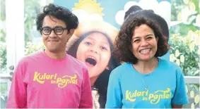  ?? IMAM HUSEIN/JAWA POS ?? UNTUK BOCAH: Mira Lesmana (kanan) dan Riri Riza menceritak­an proses penggarapa­n film anak Kulari ke Pantai kemarin.