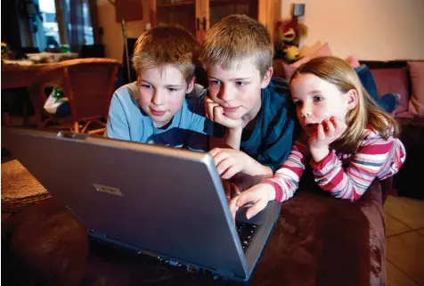  ?? Foto: Jochen Tack, epd ?? Die Kindheit findet online statt: Sieben Prozent der 6 bis 13 Jährigen laden regelmäßig eigene Kurzfilme auf ihrem eigenen Youtube Kanal hoch. Eltern sollten die Kinder da bei auf mögliche Gefahren hinweisen.