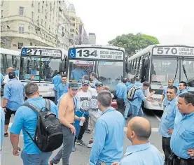  ??  ?? Choferes. Por las asambleas, no habría colectivos mañana de 4 a 7.